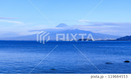 伊豆半島の駿河湾から見た富士山の秋 119664553