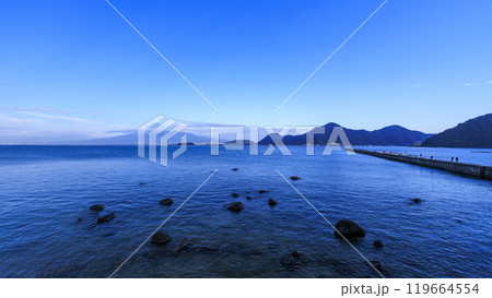 伊豆半島の駿河湾から見た富士山の秋 119664554