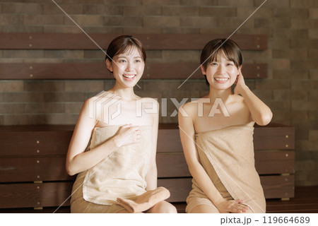 サウナに入る若い女性達 119664689