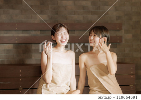 サウナに入る若い女性達 119664691