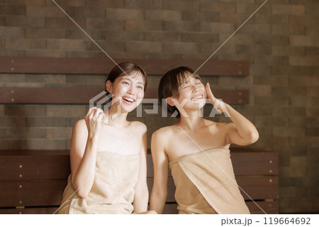 サウナに入る若い女性達 119664692