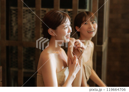 サウナに入る若い女性達 サウナに入る若い女性達 119664706