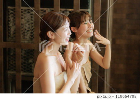 サウナに入る若い女性達 119664708