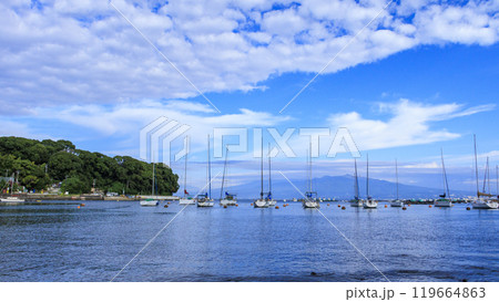 西伊豆のヨットハーバから見た富士山 119664863