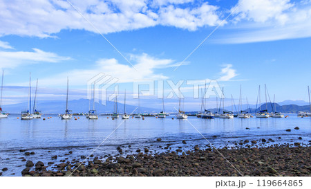 西伊豆のヨットハーバから見た富士山 119664865