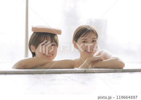 温泉旅行に来た若い女性達 119664897