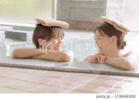 温泉旅行に来た若い女性達 119664908