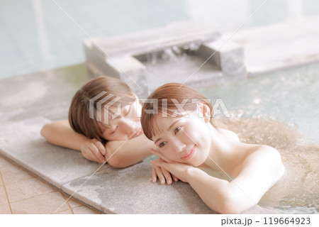 温泉旅行に来た若い女性達 119664923