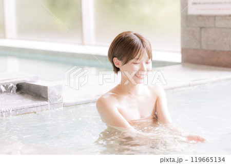 のんびり風呂に入る若い女性 119665134
