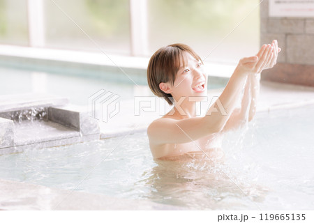 のんびり風呂に入る若い女性 のんびり風呂に入る若い女性 119665135