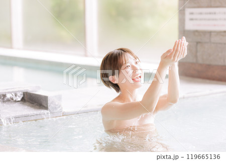 のんびり風呂に入る若い女性 のんびり風呂に入る若い女性 119665136