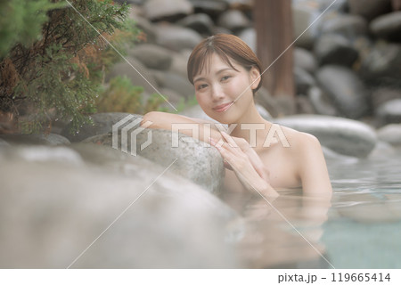 のんびり露天風呂に入る若い女性 119665414