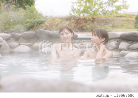 のんびり露天風呂に入る若い女性達 のんびり露天風呂に入る若い女性達 119665686