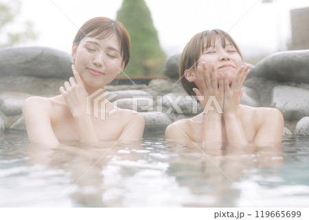 のんびり露天風呂に入る若い女性達 のんびり露天風呂に入る若い女性達 119665699