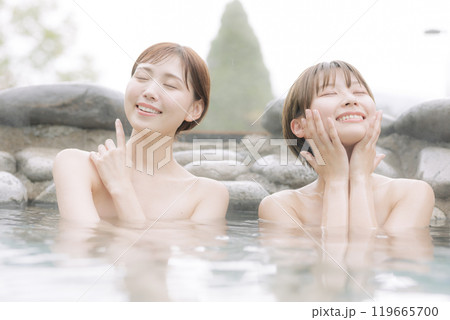 のんびり露天風呂に入る若い女性達 119665700