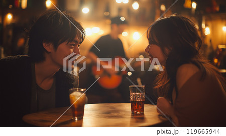 ジャズバーで生演奏の音楽を楽しむ若いカップル 119665944