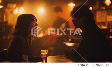 ジャズバーで生演奏の音楽を楽しむ若いカップル ジャズバーで生演奏の音楽を楽しむ若いカップル 119665948