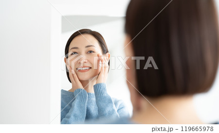 ビューティー　鏡　女性 119665978