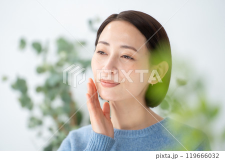 ミドル女性　ビューティー　青 119666032