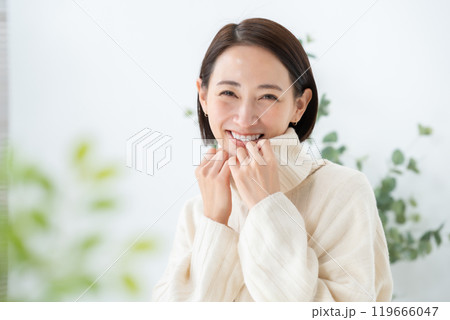 ミドル女性　ビューティー　白 119666047