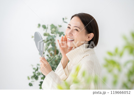 ミドル女性 ビューティー 白 ミドル女性 ビューティー 白 119666052