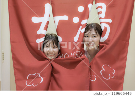 暖簾をくぐる若い女性 119666449