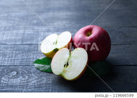 長野県産 シナノスイート （ りんご ）黒背景 119666599