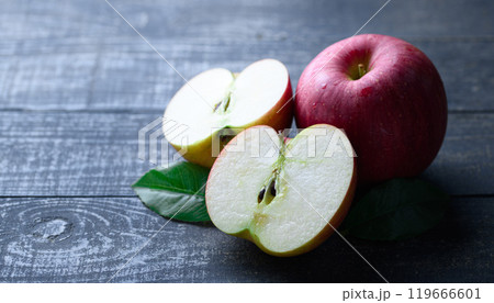 長野県産 シナノスイート （ りんご ）黒背景 119666601