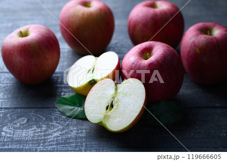 長野県産 シナノスイート （ りんご ）黒背景 119666605