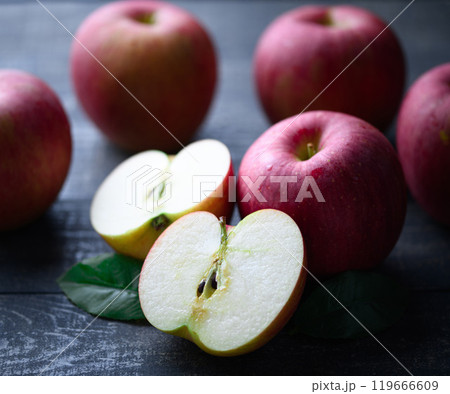 長野県産 シナノスイート （ りんご ）黒背景 119666609