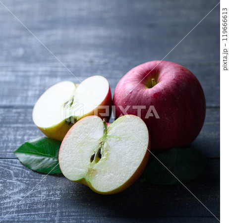 長野県産 シナノスイート （ りんご ）黒背景 119666613