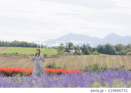 花畑を散歩するj女性 119666731
