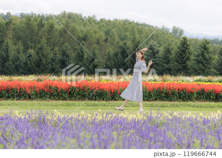 花畑を散歩するj女性 花畑を散歩するj女性 119666744