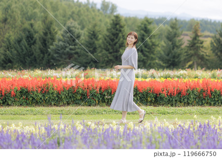 花畑を散歩するj女性 花畑を散歩するj女性 119666750