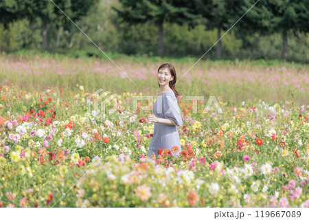 花畑を楽しそうに散歩する女性 花畑を楽しそうに散歩する女性 119667089