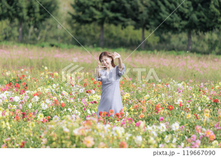 花畑を楽しそうに散歩する女性 119667090