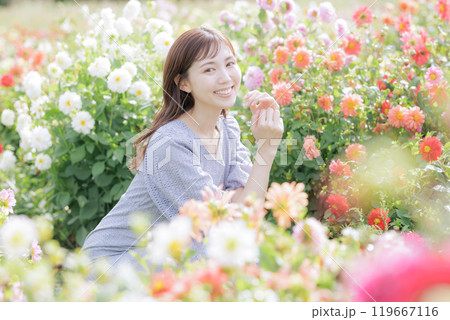 花に囲まれる女性 花に囲まれる女性 119667116
