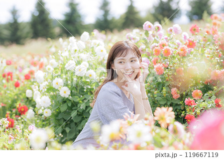 花に囲まれる女性 花に囲まれる女性 119667119