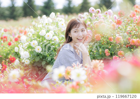 花に囲まれる女性 花に囲まれる女性 119667120