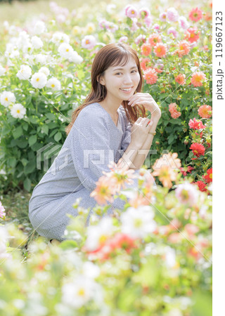 花に囲まれる女性 119667123