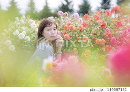 花に囲まれる女性 119667133