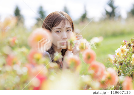 花に囲まれる女性 花に囲まれる女性 119667139
