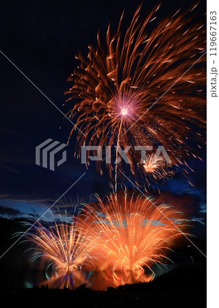 夜空と田瀬湖の花火大会 夜空と田瀬湖の花火大会 119667163