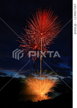 夜空と田瀬湖の花火大会 119667167