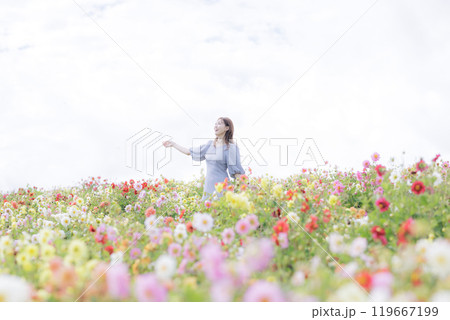 花畑を楽しそうに散歩する女性 119667199