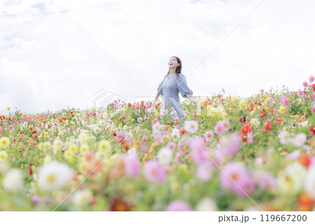 花畑を楽しそうに散歩する女性 119667200