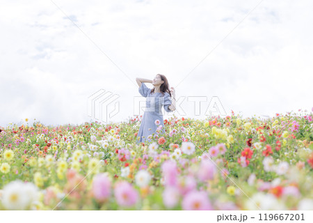花畑を楽しそうに散歩する女性 花畑を楽しそうに散歩する女性 119667201