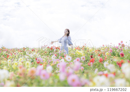 花畑を楽しそうに散歩する女性 119667202