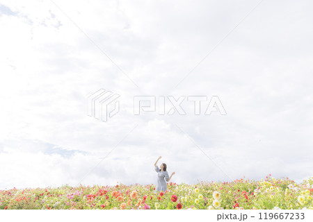 花畑を楽しそうに散歩する女性 花畑を楽しそうに散歩する女性 119667233