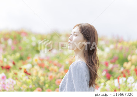 花に囲まれる女性 花に囲まれる女性 119667320